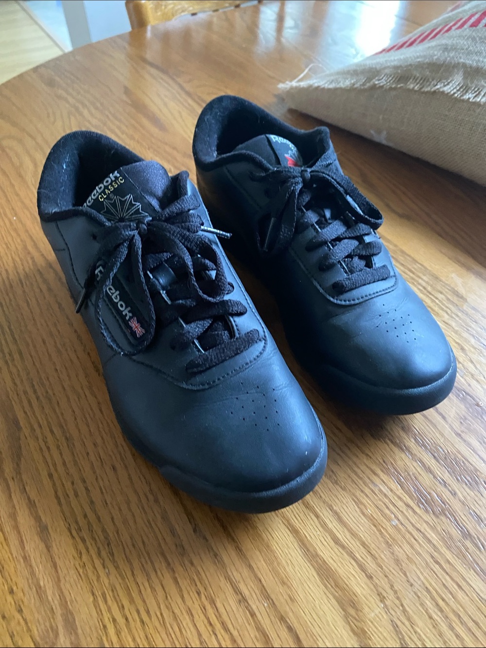 Reebok Womens Black Low-Top Sneakers Sz 9